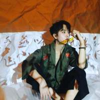 没有必要感到遗憾，不合适的人始终要分开. 我想跟你有一场从校服