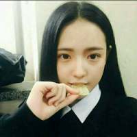 -、- 灰白色的烟灰缸，承载