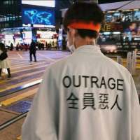抱 脸上突然长出一朵玫瑰