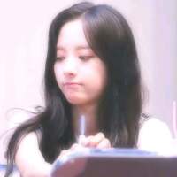 趁你还年轻去绿你想绿的人 两个人各怀心事相拥在