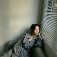 妆罢低声问夫婿 画眉深浅入无时. 那风景再美 哪及你般