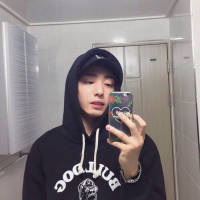 男生头像。  你身边太挤了 恰好我又是一个...