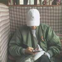 男头 耳朵塞满孤独 我听不
