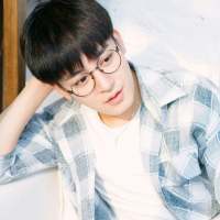 对的人是不需要跑着去接近的 你不要太难过，因为我