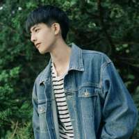 你是年少的欢喜喜欢的少年是你 蜷缩在角落，等待着伤
