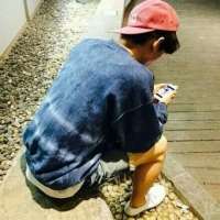 一身痞子味。 喝酒伤肝，抽烟伤肺，