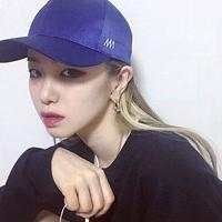 混混小仙女. 俩个人分手后，一个是