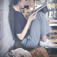 品酒笑说白头. 回味着你给过的温柔，