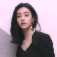 趁你还年轻去绿你想绿的人 两个人各怀心事相拥在