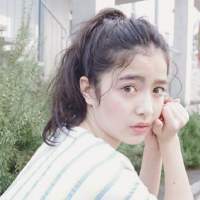 她， 回忆哽咽，底色苍白。