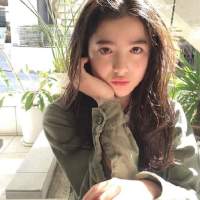 她， 回忆哽咽，底色苍白。