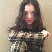 她， 回忆哽咽，底色苍白。