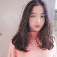 她， 回忆哽咽，底色苍白。