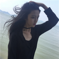 当年雄心夺天下，如今退隐只为他。 想打电话听听你的声音