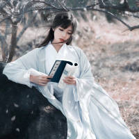即便绕过千山渡过万水踏遍枯枝也难寻一... 冗长的黑暗中，你是我