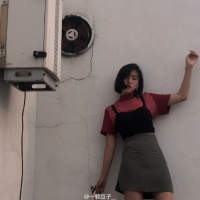 你会不会忽然的出现 在街角的咖啡店 我愿独行在皎洁月色里