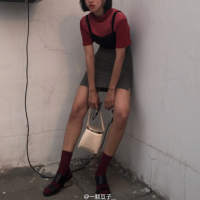 你会不会忽然的出现 在街角的咖啡店 我愿独行在皎洁月色里
