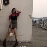 你会不会忽然的出现 在街角的咖啡店 我愿独行在皎洁月色里