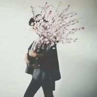 捧花。 一个人生活在冷风中既