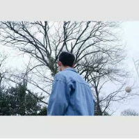 挽手看人生 孩子把玩具当朋友，成