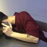 你要的男头。 和前任同班了，和现任
