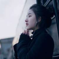哦，嗯两个字打断了所以要说的话 清风相送茉莉香，举杯