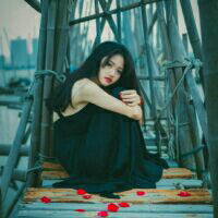 她有多娇媚我有多怕黑 活着不是靠泪水博得同