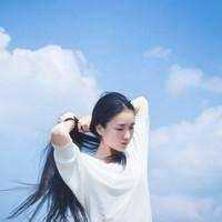 一人握着温过的啤酒