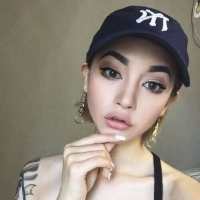 值不值得只有自己了解； 别把你的悲伤传染给我