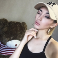 值不值得只有自己了解； 别把你的悲伤传染给我