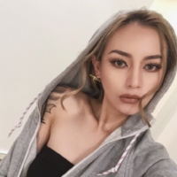 值不值得只有自己了解； 别把你的悲伤传染给我
