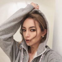 值不值得只有自己了解； 别把你的悲伤传染给我