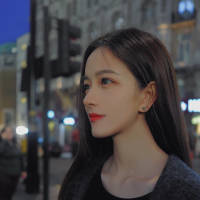 为君一笑。 我跟着时光走，却让青