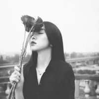 黑白伤感女头 你说要给我却一人独自