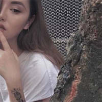 LINGHAN 她只喝酒不说话，眼泪