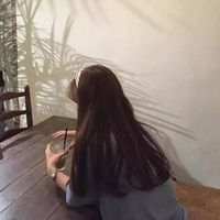 从头酷到脚。 一花一世界，一叶一追