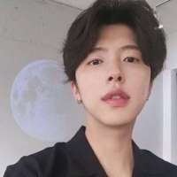 金贤宇 / 没有快乐，笑容如花又