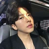 金贤宇 / 没有快乐，笑容如花又