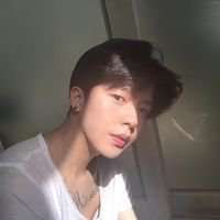 金贤宇 / 没有快乐，笑容如花又