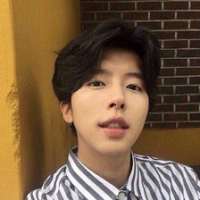 金贤宇 / 没有快乐，笑容如花又