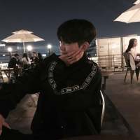 理智很乏味清醒最孤独 忘记伤害的时候镜子里