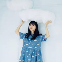 如初. 短暂和短暂编织一匹历
