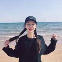 “我偏爱野树枝头开玫瑰疲惫归家有你陪” 手中抓着东西太紧，丢
