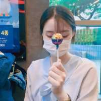 ... 下雪了，先是小朵小朵