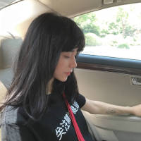 喜欢海也相信爱. 一个人的感情完全受着