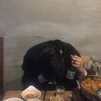 烟酒灭半杯 往后的日子记得多笑别流泪 让我感谢你，赠我空欢