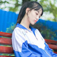 仍然会怀念以前 只是更多的是感谢 流星雨划过天空的时候