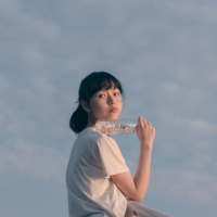 素衣青颜淡若尘 天空仍然晴朗，一群孤