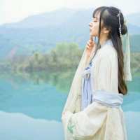 素衣青颜淡若尘 天空仍然晴朗，一群孤