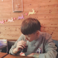 至少还有你 和寂寞对话，只是不愿